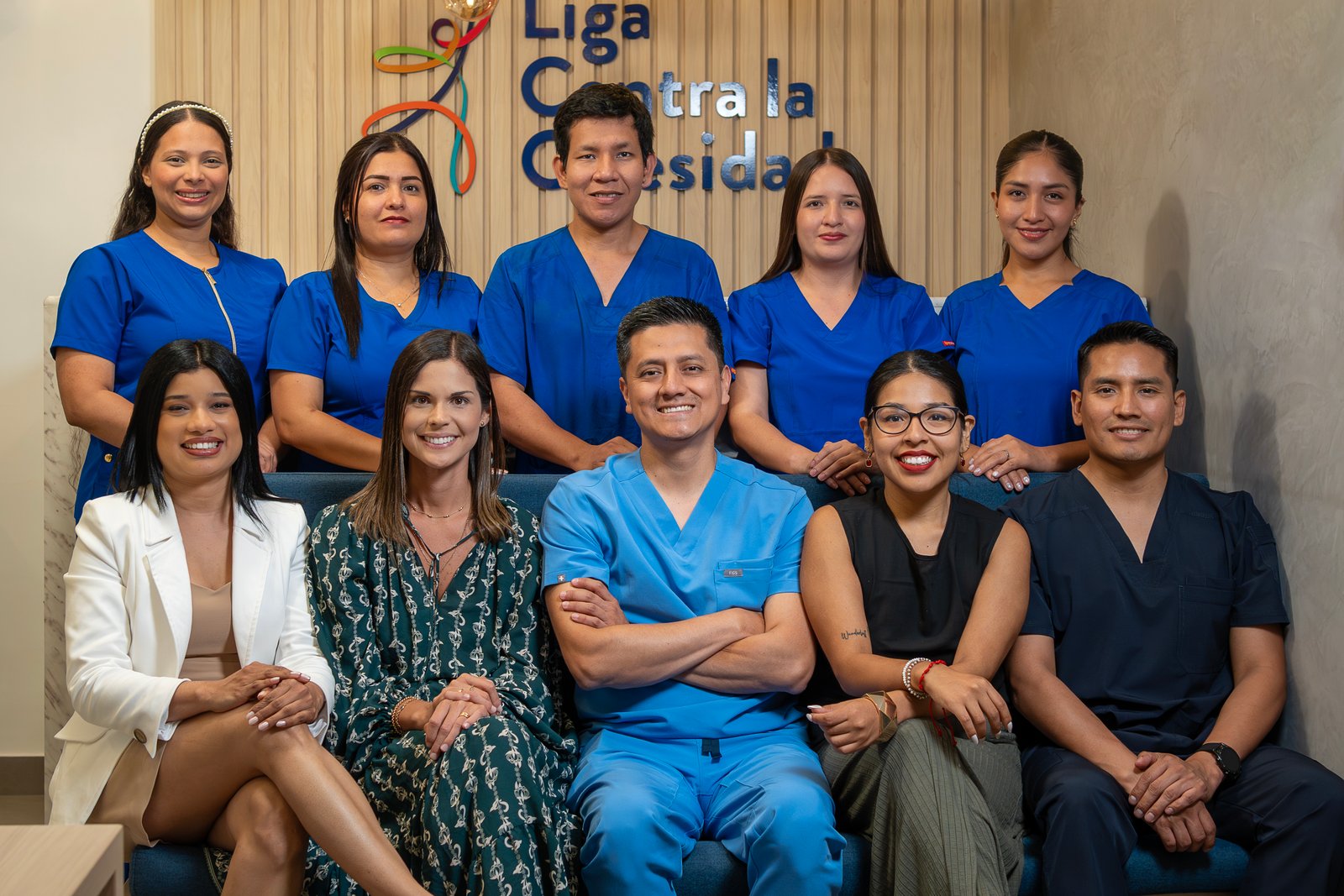 Equipo completo de Liga Contra la Obesidad — cirujanos, nutricionistas, psicólogos y enfermeras
